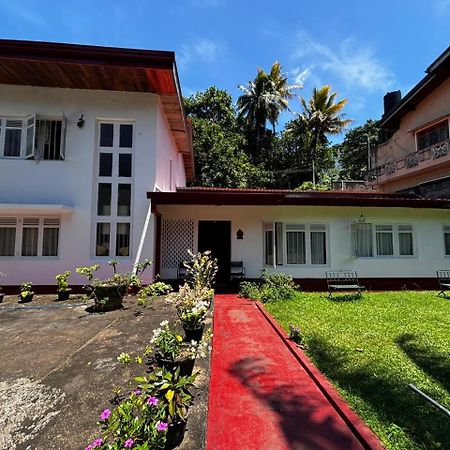 No 06 Veediya Bandara Lane Bahirawakanda Kandy Buitenkant foto