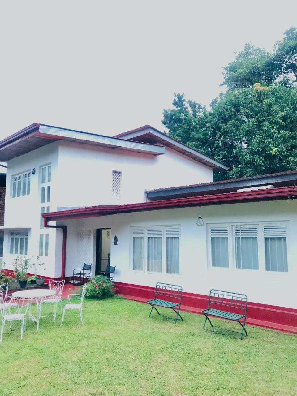No 06 Veediya Bandara Lane Bahirawakanda Kandy Buitenkant foto